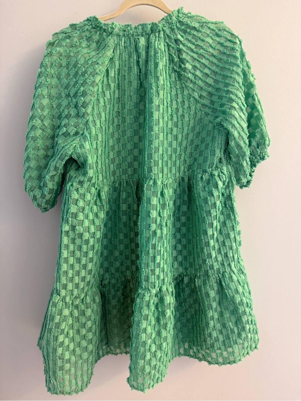 Green Textured V-Neck Tiered Dress - Picture 4 of 4